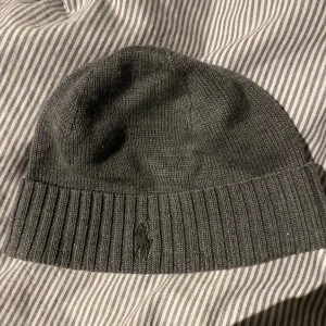 2 st mössor -   En polo Ralph lauren  En the north face  200 kr för båda