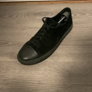 Axel Arigato Cap Toe - Riktigt snygga arigato cap toe som påminner mycket om lanvins storlek 45 men passar 44 o sitter lite stora på 43  Pris är förhandlingsbart vid snabb affär fraktar inom 24timmar