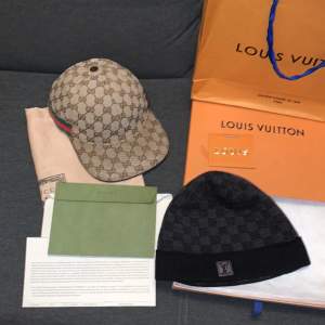 Hej! Säljer bort lite Kläder jag inte Har någon användning längre :)  Louis Vuitton Mössa (SÅLD) Gucci Keps Beige Skick 7,5/10 Storlek S (57CM) Pris 1300kr 