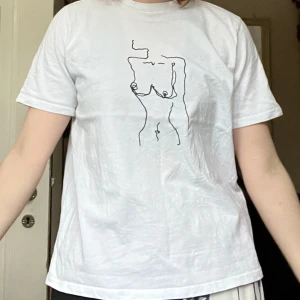 Cool t-shirt - T-shirt med coolt tryck! Lite liten för min smak, men i bra skick. 