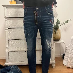 Dsquared2 jeans - För små för modellen därför det ser lite skevt ut.
