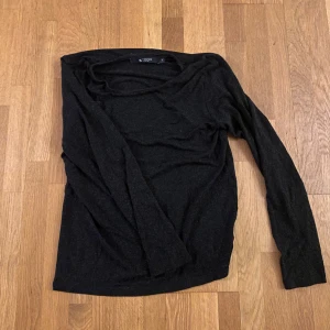 Tiger of sweden tröja - Säljer pågrund av att den är för liten. Tveka inte att fråga om det är något