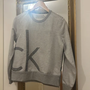 ck one långärmad tuff tröja - Grå tröja med ck tryck på, använt skick men väl omhändertagen! 