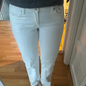 Låga vita jeans från weekday