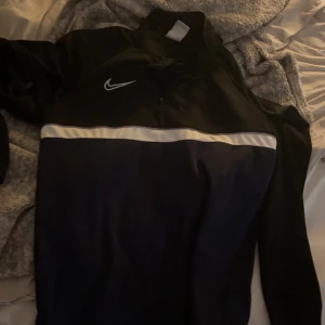 Nike tröja - Säljer då den inte kommer till användning längre. Pris kan diskuteras vid snabb affär