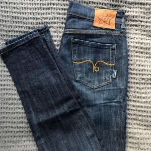 Jeans från Gul&Blå - Superfina blå low waist jeans från gul&blå!! Köpte de på sellpy som storlek M, skulle säga att de är S eller XS och slim fit 💖 Jättefin färg och i fint skick, har inga bilder med de på tyvärr. Säljes då de är för små för mig! Skriv vid frågor 💖
