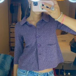 Trekvartsärmad kofta - Superfin lila kofta med trekvartsärm!! Två knappar har lossnat, annars bra skick 💕💕💕