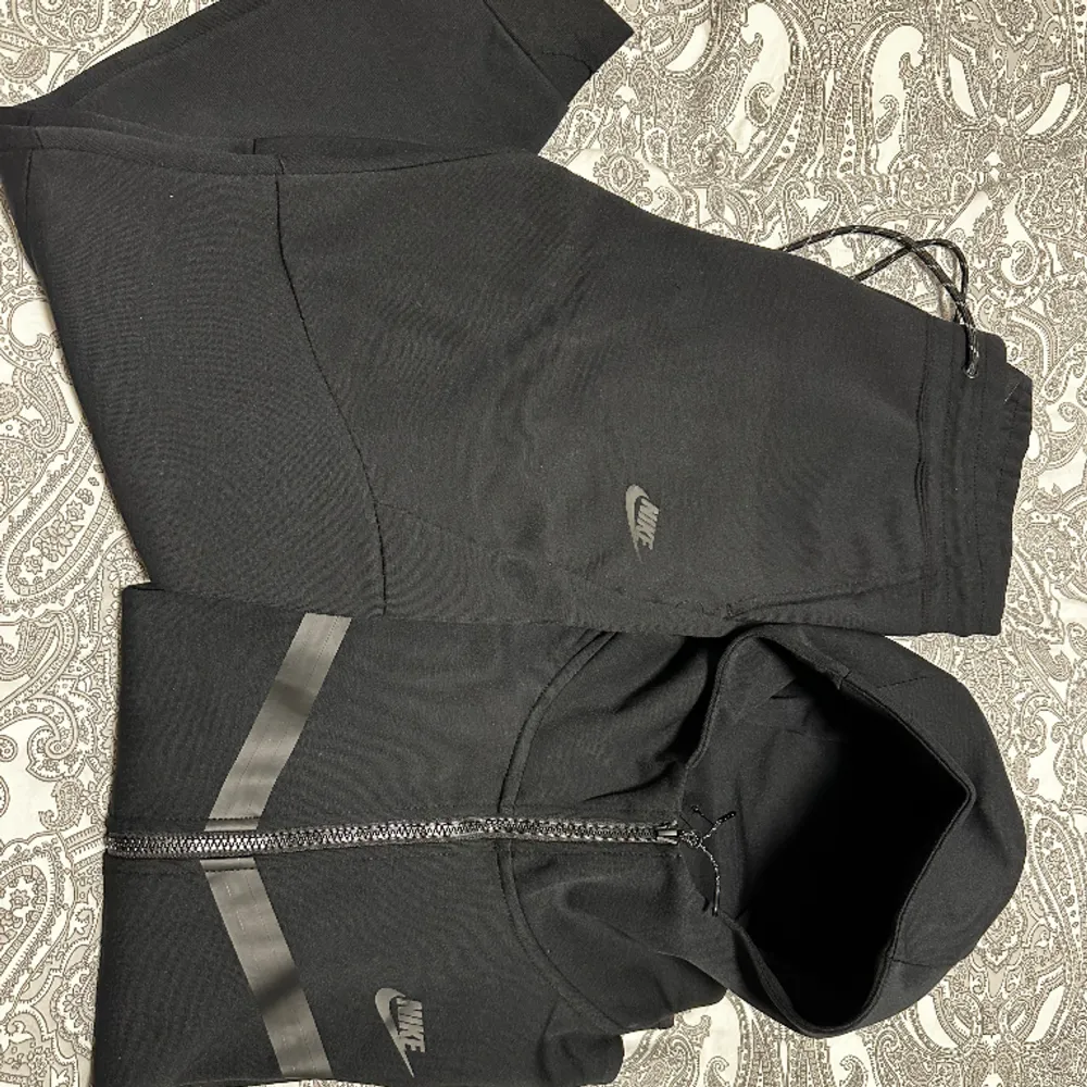 Säljer Nike tech dress svart  Oanvänd storlek Large. Hoodies.
