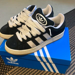 Adidas Campus svart - Fräscha adidas campus i storlek 42 lite små smutsmärken men går bort om man försöker 