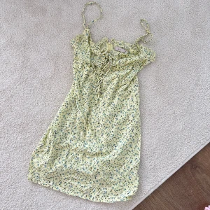 Klänning - Klänning från Nelly, endast testad!