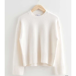 Vit stickad tröja från &otherstories - Så skön och fin stickad tröja från &other stories💕 inte använd många gånger alls. Nypris:500kr! Storlek XS