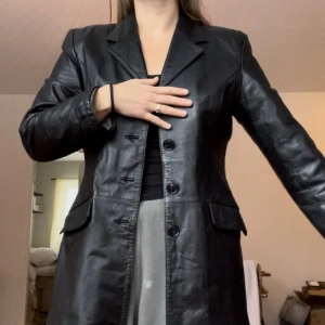 Vintage skinnjacka  - Vintage skinnjacka i fint skick, lätt fodrad så håller värmen! Står strl 42, men skulle säga 40/42