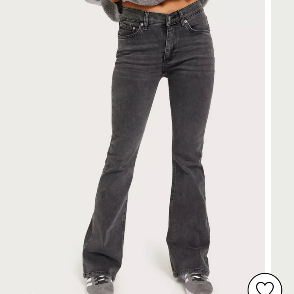 Säljer mina gråa low waist bootcut jeans från Gina då dom inte kommer till användning. Endast använda 2 gånger och är i mycket bra skick! Nypris 499 kr💞. Jeans & Byxor.