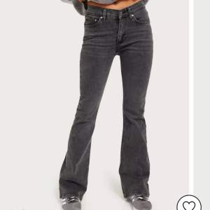 Säljer mina gråa low waist bootcut jeans från Gina då dom inte kommer till användning. Endast använda 2 gånger och är i mycket bra skick! Nypris 499 kr💞