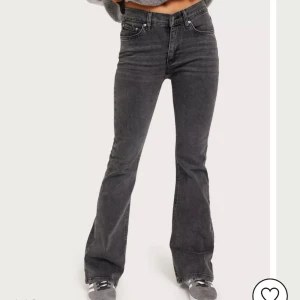 Low waist bootcut jeans - Säljer mina gråa low waist bootcut jeans från Gina då dom inte kommer till användning. Endast använda 2 gånger och är i mycket bra skick! Nypris 499 kr💞