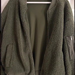 Grön pile kacka  - Säljer den mysiga pile jacka i färgen grön💚 Super snygg vår jacka som är i storlek L, sitter lite overzized på mig med storlek M/L. 