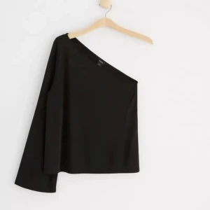 One shoulder topp - Säljer denna one shoulder toppen. Färgen är svart och storlek XS💗 