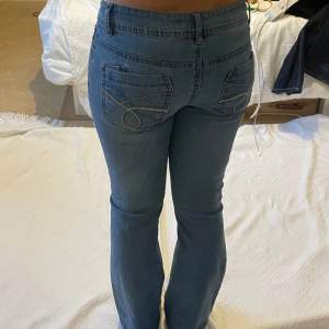 Super snygga ljusblå bootcut jeans Vintage! Har flera liknande så säljer dessa nästa oanvända jeans! Har sprättat upp jeansen nertill så de blir längre inre ben 76 cm midjan 37 cm 