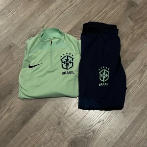 Nike Tracksuit - Säljer min nike/brasil tracksuit då jag inte använder den så mycket och inte har kommit till så mycket använding. Extremt skönt och mjukt material. Tröjans storlek (S). Byxornas storlek (M) köpte storlek M på byxorna då S var för korta