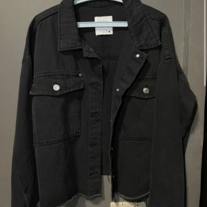 Jacka zara - Jeansjacka från zara i storlek L då jag ville ha den oversize. Använd ett fåtal gånger och säljes pga kommer inte till användning🩷🖤