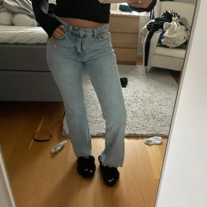 Jeans  - Ett par ljusblå jeans som är lite avklippa längst ner