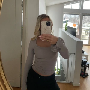 Tröja  - En beige långärmad tröja från Gina 