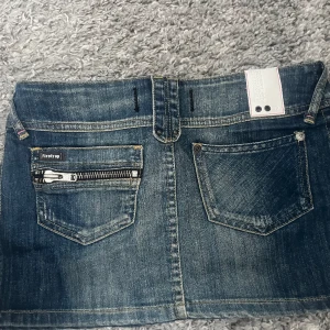 Lågmidjad jeanskjol - Jätte snygg lågmidjad jeanskjol!! I nyskick, passar storlek 34/36
