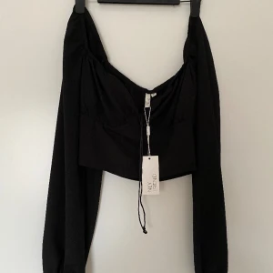 Croppad blus - Croppad blus från Nelly.com. Aldrig använd. Storlek xs.