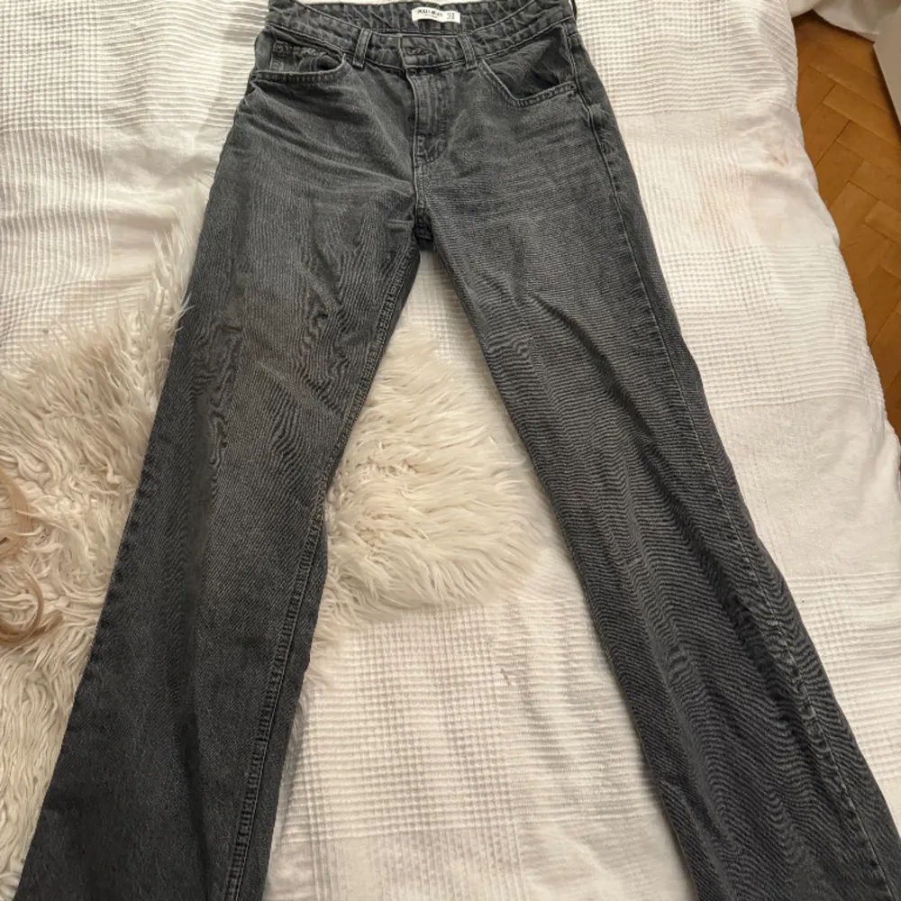 Super fina jenas från pull & bear! Helt nya, endast testat jeansen! Säljer pga förstora! 🥲lågmidjade och långa jeans🥰. Jeans & Byxor.