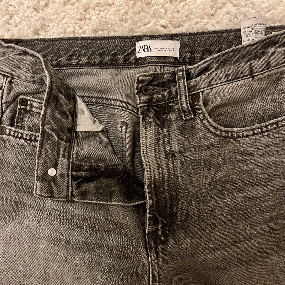 Svarta jeans ifårn zara💕 slitningen längst ner på benen är naturlig och inte en skada på byxorna💕. Jeans & Byxor.