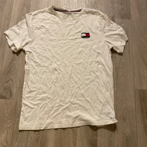 Tommy hilfiger T-shirt - Vit Tommy hilfiger t-shirt, strlk M, inga tecken på användning, start pris 150kr kom gärna med prisförslag *köparen står för frakten*