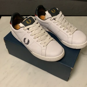 Fred Perry skor - Säljer nu dessa feta skor från Fred Perry i storlek 39. Skick: 9/10, använda ksk 2-3 ggr från nyköp. Nypris: 1800 Mitt pris: 900