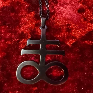Nytt halsband Leviathan Stainless Metal Rock Golth Punk Ockult Alternativ - Nytt halsband i srostfritt stål med Leviathanamulett. Amuletten är cirka 5 cm lång & 4 cm bred. Kedjehalsbandet 55 cm med hummerlås.  Perfekt skick.  Ovanligt och mäktigt. En fin gåva till dig själv eller någon som behöver mer magi i sitt liv.  