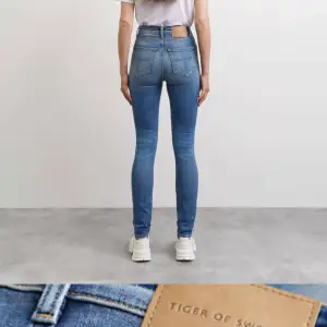Tiger of Sweden Shelly jeans. Fina jeans från Tiger of Sweden, waist31 o lenght30. 1% elestane. Royal blue. Fint skick, använda sparsamt! Skickas eller hämtad i Växjö