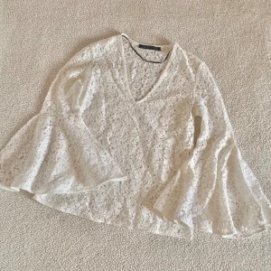 ZARA vit spetsblus med vida trumpetärmar - Använd en gång, utan anmärkningar. I nyskick. 