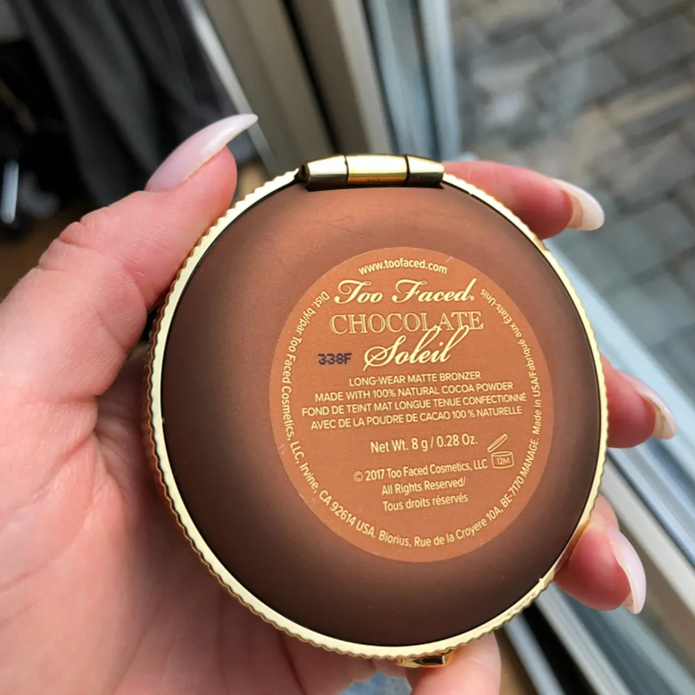 Too Faced Chocolate Soleil Bronzer, köpt på Sephora för 439kr. I princip helt ny som man ser på bild 2. Endast testad.. Övrigt.