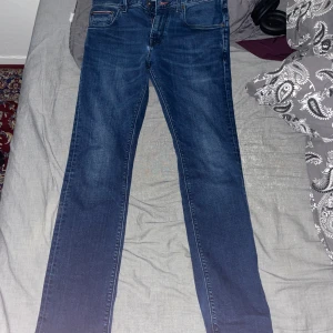 Tommy Hilfiger denton stretch straight fit jeans - Snygga jeans i mycket bra skick. 32x32. Nypris 1300kr.