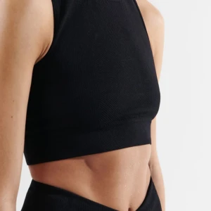 Gym tröja  - Crop fit fitness tröja kan både användas som vanlig tröja och som tränings tröja, inte mycket använd skön inte för tight 