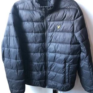 Lyle and scott jacka - Jag säljer min jacka för den blev för liten och använde den aldrig.