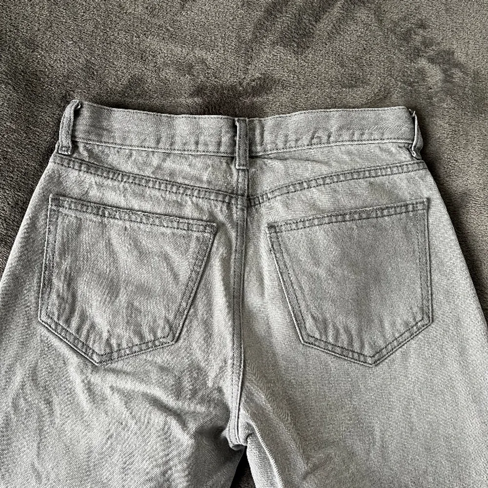 Säljer dessa jeansen då de är för stora för mig💖 Dessa är de populära lågmidjade jeansen som varit slutsålda på hemsidan.. Jeans & Byxor.