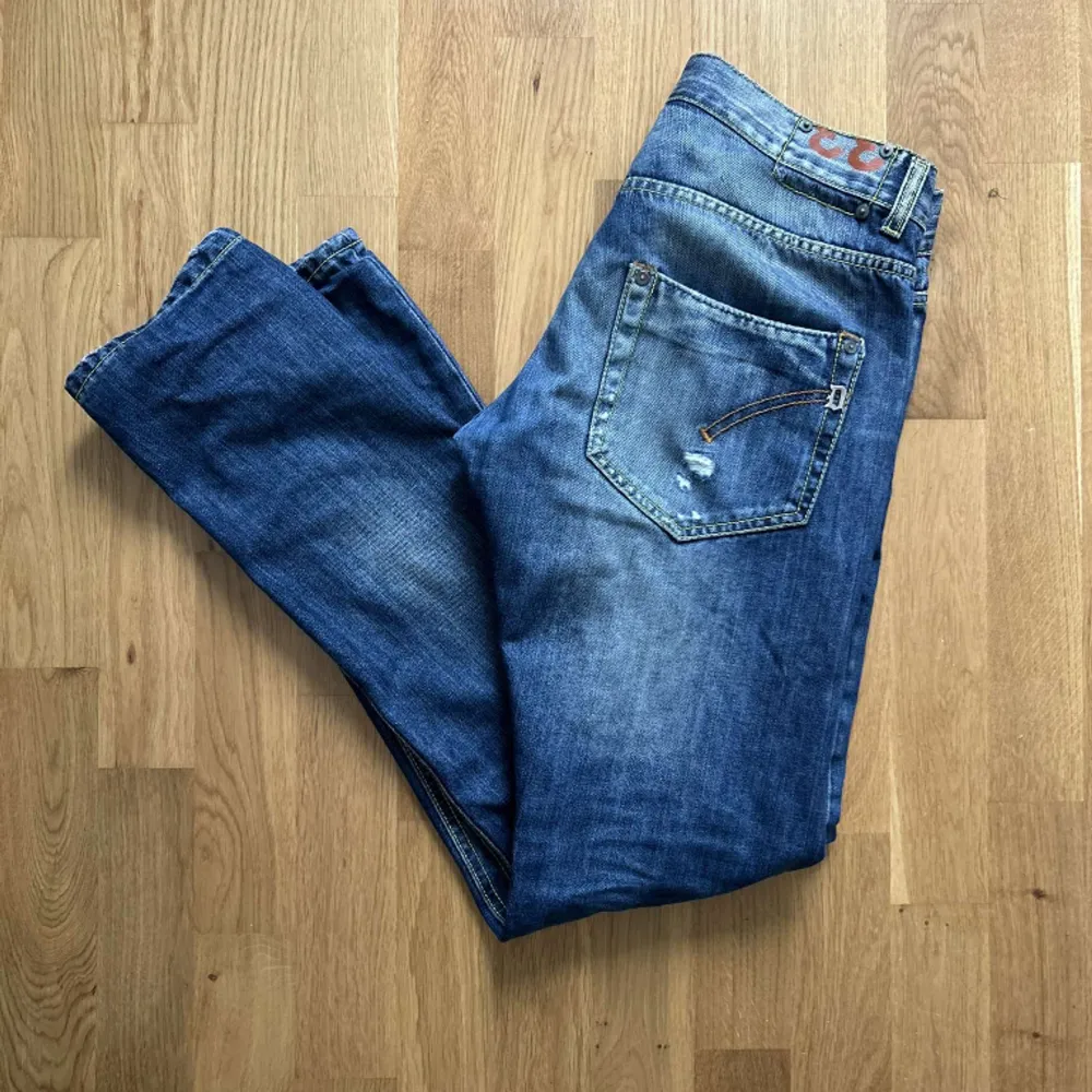 Säljer nu dessa dondup jeans i riktigt bra skick i en fet blå färg. Storlek 33 hör av dig vid minsta lilla fundering. Jeans & Byxor.