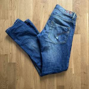 Säljer nu dessa dondup jeans i riktigt bra skick i en fet blå färg. Storlek 33 hör av dig vid minsta lilla fundering