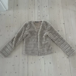 Fluffig päls kofta - Säljer en päls kofta från Gina tricot! Den passar tyvärr inte längre men är fortfarande i bra skick. Den är i storlek xxs och är otrolig mjuk och skön😻 kontakta gärna mig för fler frågor!💓
