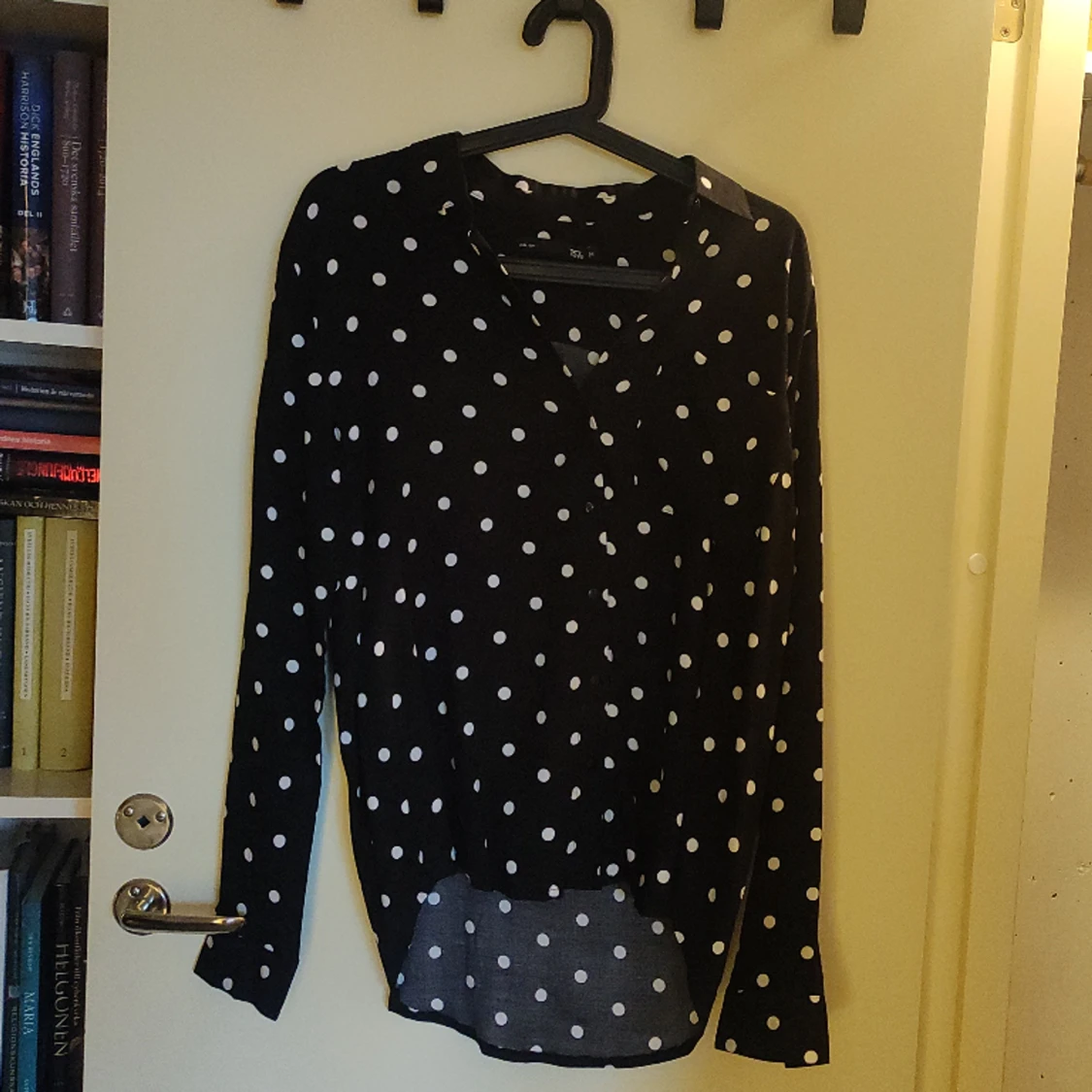 Oanvänd prickig blus - 91