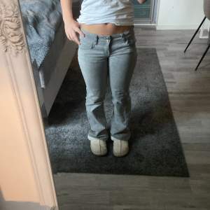 Jätte fina Lågmidjade jeans från Gina. Storlek 152 passar 32/xs med 