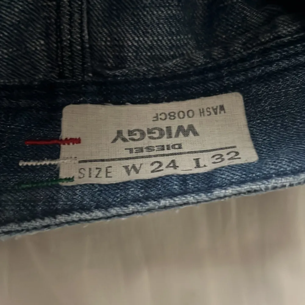 SÅ jövla snygga lågmidjade diesel jeans 😭  Säljs pga att de är för små för mig i midjan😢 Midjemått: 36-37 cm Innerben: 72 cm (men skulle kunna gå att sprätta då de är upplagda). Jeans & Byxor.