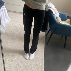 Raka/utsvängda yoga pants från adidas