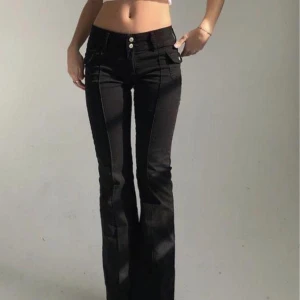 Agatha pants Brandy Melville  - Säljer dessa Agatha pants från Brandy Melville. Är One-size men sitter som strlk S/34/36. Skönt material och Sitter lågmidjat och fint i midjan💘det är slutsålde på Eurpopa hemsidan. ( inte mina bilder skriv för fler bilder) 