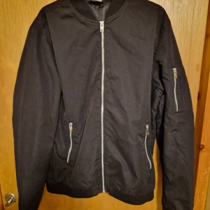 Jack&jones  - Vår/sommar jacka i Strl m bra skick knappt använd 