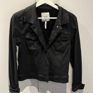 Fake Skinn jacka  - En perfekt skinn jacka inför våren. Denna har tyvärr inte kommit till användning men skicket är fint!